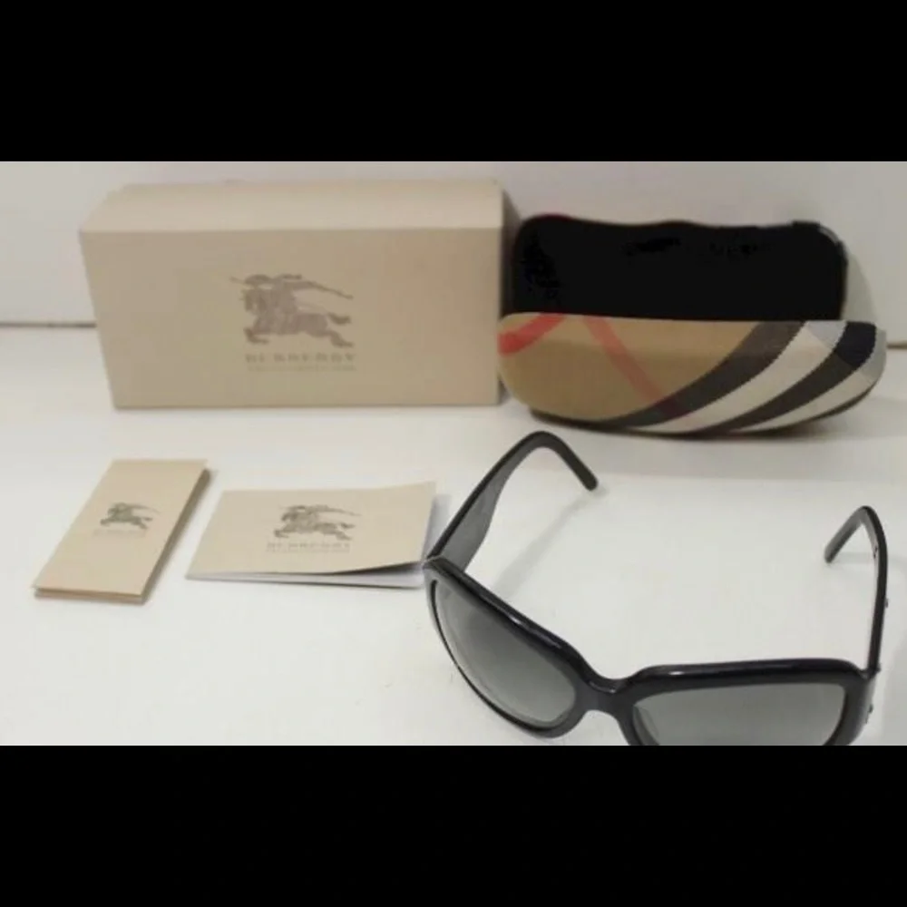 Burberry 4035 Black Sunglasses with Burberry Placard On Temples - Picture 2 of 7